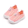 Eerste wandelaars babyschoenen antislip ademende rubberen zool voor kinderen meisjes jongens unisex luchtgaas zachte bodem kindersport sneaker