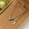 Titanium stalen Koreaanse versie van de driedimensionale V-letter ketting mode voor dames korte sleutelbeenketting access177m