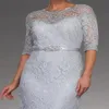 Silvergrå spets Mother of the Bride Dress Half ärms dragkedja Back Mors klänningar med pärlor Applique sjöjungfru267o