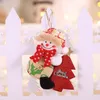 Vakantiehotel raam kerstboom hangende pop Vrolijke kerstversiering Feestelijke feestornamenten Kerstcadeaus