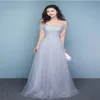 Silvergrå brudtärklänningar från axelgolvet Längd bröllopsfestklänningar som lyser Sash Bridesmaid Dress Plus Size Custom Made335W