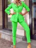 traje de mujer verde