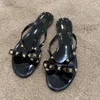 20223 NY DESIGNER MAN SLICES Luxury Woman Slipper Gellig Rubber Rivet Thong Sandals V Bow Patted Flat Slide äkta läderflip flops Slingback Sandal