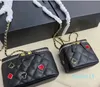 Bolsas cosméticas de patrón de insignia de mujeres Caja de cuero genuino Bolsos clásicos clásicos diseñadores de la cadena de metal Hardware Bolsas de diseñador francés