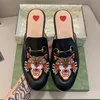 Con scatola Pantofole classiche Lazy Flat Baotou Infradito Ciabatte da donna in pelle 100% Pelle scamosciata Lettera Scarpe da donna Pelle bovina Sandali da uomo in metallo Grandi