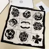 2023 Silk Shawl Designer Lenço Lenço Luxuoso 100 Silk High End Classic Letter Pattern Designer Shawl Scarves Presente Fácil de combinar Soft Touch 50x50cm Primavera e soma