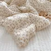 綿のマルセン花柄の赤ちゃんキルトと枕の保育園のベビーベッドセット230915