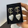 Orecchini con ciondolo a cuore con perla bianca Materiale in rame brillante forma personalizzata Designer di orecchini di lusso classici di moda di marca per w323j