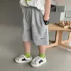 Hosen 2023 Sommer Kinder Shorts Buchstaben Stickerei Jungen lose knielange Hosen 4 Farben mittlere Jogginghose 230915