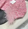 女性用ジャケットデザイナー女性用の新しいジャケットツイードピンクダチョウの羽毛デザイナージャケットファッションチェーンキャメリア冬のクリスマスギフト