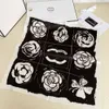 2023 Silk Shawl Designer Lenço Lenço Luxuoso 100 Silk High End Classic Letter Pattern Designer Shawl Scarves Presente Fácil de combinar Soft Touch 50x50cm Primavera e soma