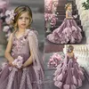 2020 Söta blommaflickaklänningar V Neck spetsar Appliced ​​pärlstav 3D Flower Girl Pageant -klänningar Backless Bow Ruffle Tiered kjol födelsedag 266D