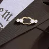 Moda in acciaio inossidabile Abito da sposa Spille Spille Famoso marchio di gioielli di marca Lettera di marca Spilla in argento placcato oro Uomo Donna Regalo di Natale Gioielli