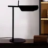 Bordslampor Italien Design Modern LED -lampan för vardagsrum Iron Art Industrial Desk Lights Bedroom Bedside Salon Reading Study Luminaire