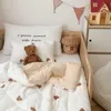 毛布を包む赤ちゃんの冬のキルトキッズコットンモスリンコンフォーターベアオリーブバニー刺繍厚い暖かい毛布幼児睡眠カバー230915