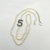 2023 Collier pendentif à longue chaîne de charme de qualité de luxe avec perles de coquillages naturelles et diamant scintillant en plaqué or 18 carats avec boîte stam2886