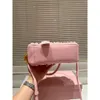 Bolsos de diseñador para mujer Bolso de bolos clásico Mius de lujo Nueva moda Cuero texturizado Diseño en relieve con volantes Tote Clutch Bolsos cruzados Bolso de mano de lujo