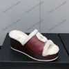 Kadın Terlik Tasarımcı Kama Topuk Yüksekliği 6.5cm Slaytlar Koyun derisi tüvit katırları klasik pembe mavi fuşya retro siyah eğlence ayakkabı 23ss f/w flip flops lastik taban