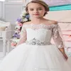 Abiti da ragazza di fiore adorabili della principessa Sweep Train Abiti da prima comunione per bambini per matrimonio con applicazioni di pizzo Abiti da festa per bambini Custom259l