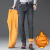 Jeans da uomo in pile invernale caldo stile classico business casual addensato pantaloni in denim vestibilità regolare pantaloni grigio scuro blu di marca 230915