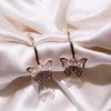 Kolczyki Dangle Delikatne różowe złoto Kolor motyla Kobiety upuszczenie kolczyków urocze łuk obręczy ślub tańca codzienna noszenie modna biżuteria