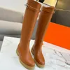 Joelho botas altas designer sapatos moda cores misturadas bootie cowskin retalhos saltos baixos 35-42 fivela de prata clássica dedos redondos mulheres designers bota frete grátis