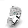 Testa di leopardo piena di anelli di diamanti, uomini e donne alla moda parlano di anelli hip-hop rossi su Internet personalizzati in modo creativo, gioielli di design di nicchia