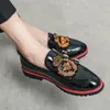 Läder designer märke lyx män casual office bussiness stylist svarta loafers mens moccasins italienska bröllopsklänning manliga skor för pojkar festskor