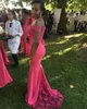 2023 Hot Pink Plus Size Abiti da damigella d'onore con spalle scoperte Appliques in pizzo Sirena damigella d'onore Abito da ospite di matrimonio Le donne indossano abiti da festa formali