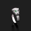 Testa di leopardo piena di anelli di diamanti, uomini e donne alla moda parlano di anelli hip-hop rossi su Internet personalizzati in modo creativo, gioielli di design di nicchia