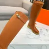 Joelho botas altas designer sapatos moda cores misturadas bootie cowskin retalhos saltos baixos 35-42 fivela de prata clássica dedos redondos mulheres designers bota frete grátis