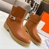 Cowskin الكاحل Boots مصممي الأزياء للأحذية كلاسيكيات مشبك كعب فارس فارس جولة جولة أصابع عرضية مصممة للأحذية مصممة القتال 35-42