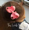 Barn hårtillbehör 3Inchs Multi-färg Curly Flower Bow and Duckbill Clip Barnens julklappar Hårklipp Hårnål med pannbandsblommor