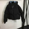 Piumino da donna di lusso designer 2023 Inverno Nuovo triangolo sul petto Decorazione Orlo con coulisse Cintura a maniche lunghe Felpa con cappuccio Breadman Coat