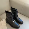 En kaliteli L Botlar V Tasarımcı Ayakkabı Klasik Toka Bootie Tam Tahıl Deri Kalın Tabanlar Tutkun Topuk Kadın Ayakkabı Dantel Yukarı Martin Tazz Boot Pranda Boots