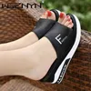 Zapatillas Verano Al aire libre Cuñas para mujer Zapatillas Slip-On Zapatos Mujer Flat Peep Toe Transpirable Plataforma suave Sandalias de cuero Zapatos de plataforma 230915