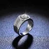 925 Sterling Silver Plated Diamond Moissanite Ring Enkel och magnifik chef Male Ring Diamond Ring Tiktok Live