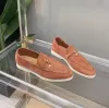 Designers män klär skor toppkvalitet hjortskinn kvinnor loafers klassiska metallknappar runda mode platt häl sneaker fritid walk shopping lady kör casual sko