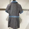 Mini abito a trapezio da donna Sandro in tweed a quadri con colletto a contrasto
