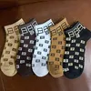 21fw Hommes Chaussettes d'affaires Femmes Chaussettes de sport Chaussettes à manches de mode Imprimé coloré de haute qualité Femmes Hommes Bas Casual 5 paires 267B