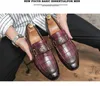 Nya ankomster loafers för män knäppt glänsande svarta läderskor Slip-on Office Career Dress Shoes Storlek 38-47 för pojkar festskor