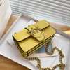 Factory Wholesale Women Sacs Sacs 5 couleurs quotidiennes Joker Color Fashion Fashion Handsbag Flip Retro Rivet Chain Sac minoritaire Design Backle Mands sacs à main AAA