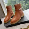 Cowskin الكاحل Boots مصممي الأزياء للأحذية كلاسيكيات مشبك كعب فارس فارس جولة جولة أصابع عرضية مصممة للأحذية مصممة القتال 35-42