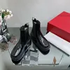 Mulheres Designers de Luxo Botas Meia Botas Pretas Calfskin Qualidade Plana Lace Up Sapatos Ajustável Zipper Abertura Botas de Motocicleta Botas Curtas de Diamante Quadrado