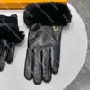 Guantes de felpa para mujer Diseñador Ciclismo Guantes cálidos Alta calidad Invierno Al aire libre Piel de oveja Dedos Guantes Suave Regalo de Navidad de lujo