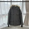 디자이너 다운 재킷 남성 패션 자켓 가을 겨울 따뜻한 두꺼운 오버 코트 더 많은 포켓 암 배지 로고 스탠드 칼라 크기 XS-XXL