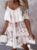 Grundläggande avslappnade klänningar Kvinnor Summer Casual Spaghetti Strap Sundress Boho Floral Ruffled Layed Cold Shoulder Dress Chiffon Swing Prom Beach Dress L230918