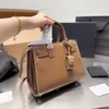 Totes Hot Borsa di design di alta qualità La borsa tote Borsa da donna Borsa per organo Borsa per organo in pelle di bue liscia goffrata con pendente elegante Borsa a tracolla singola a spalla