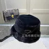 Cappelli a tesa larga Designer a secchiello Autunno e inverno Triangolo invertito Lettera Logo Cappello da pescatore Moda Marchio alla moda Mostra viso Piccolo bacino Caldo peluche MRIF