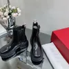 Mulheres Designers de Luxo Botas Meia Botas Pretas Calfskin Qualidade Plana Lace Up Sapatos Ajustável Zipper Abertura Botas de Motocicleta Botas Curtas de Diamante Quadrado
